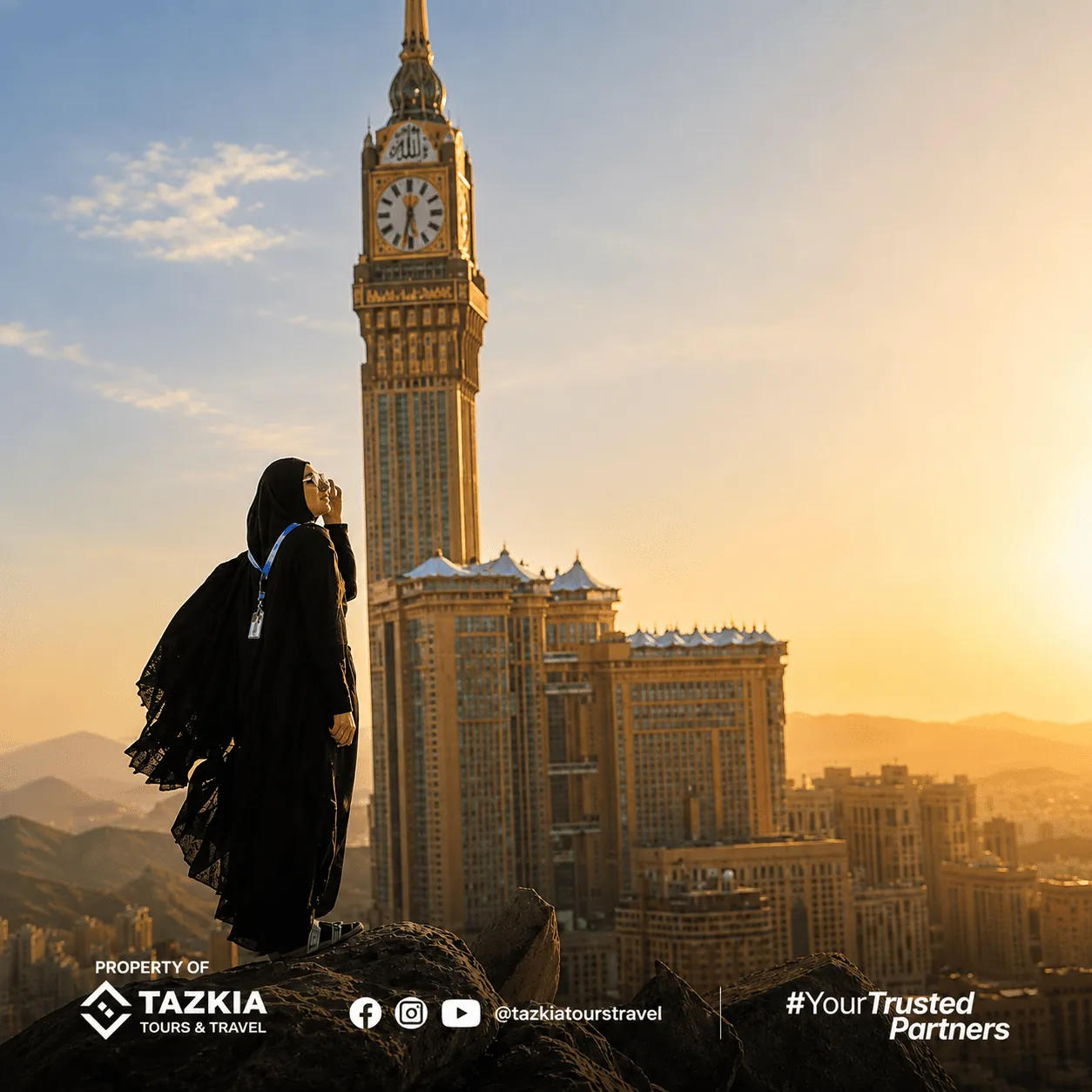 Foto perjalanan di dekat Menara Abraj Al Bait, Makkah, saat matahari terbenam