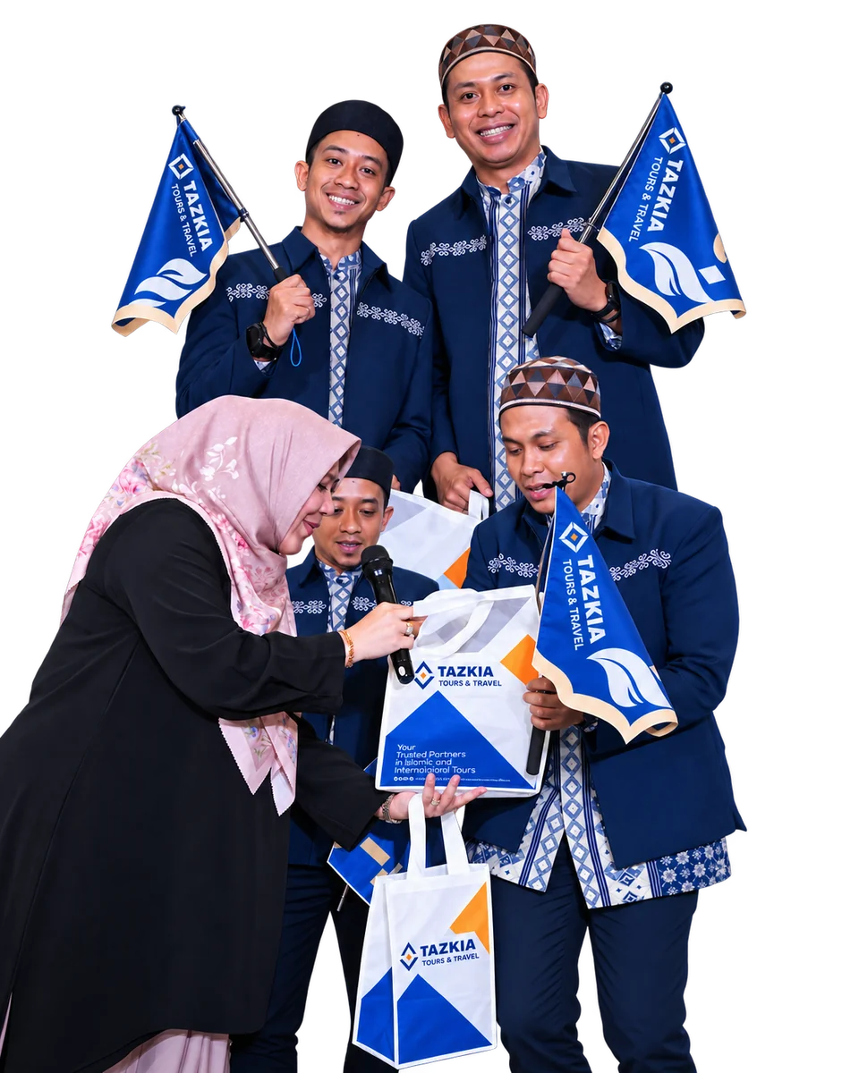 Momen kebersamaan tim Tazkia dengan jamaah saat menyerahkan perlengkapan perjalanan; foto telah diedit untuk menghapus latar dan teks promosi