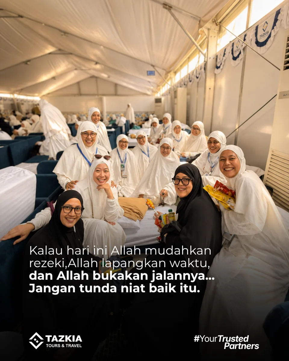 Sekelompok jamaah perempuan Tazkia tersenyum bersama di tempat beristirahat